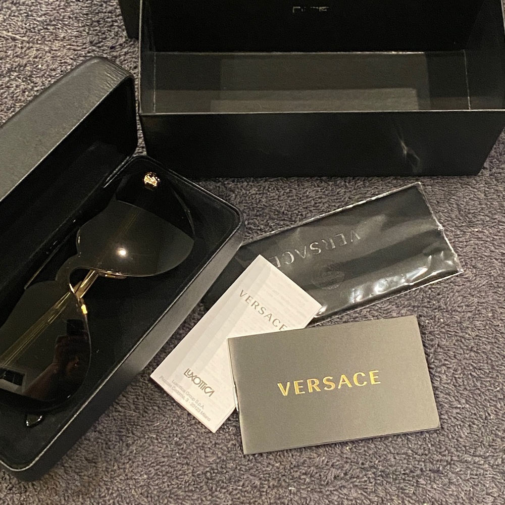 Woman’s NWT Versace aviation sunglasses